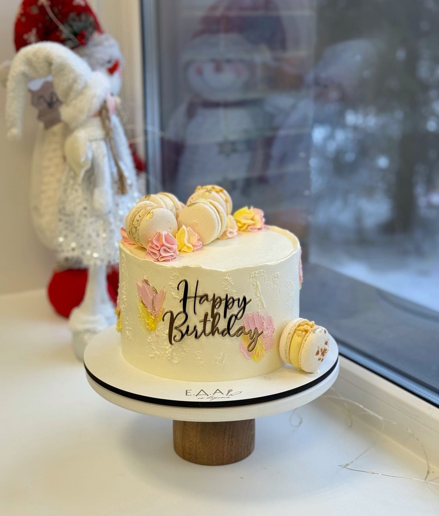 Белый торт Happy Birthday