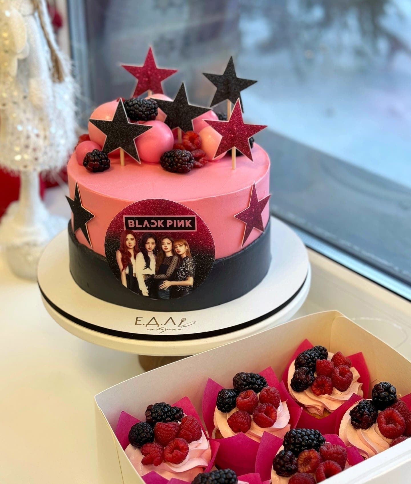 Торт Blackpink с капкейками